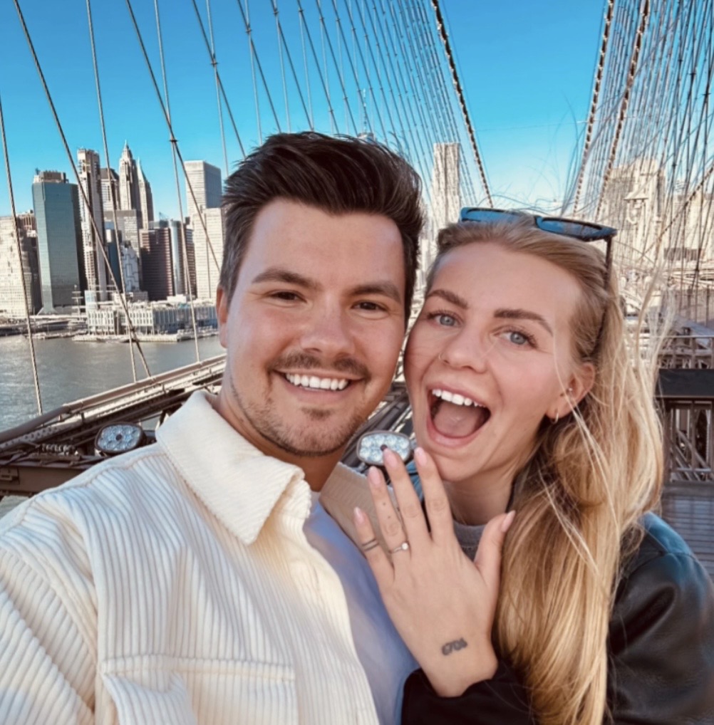 Denny und Linda zeigen glücklich den Ring