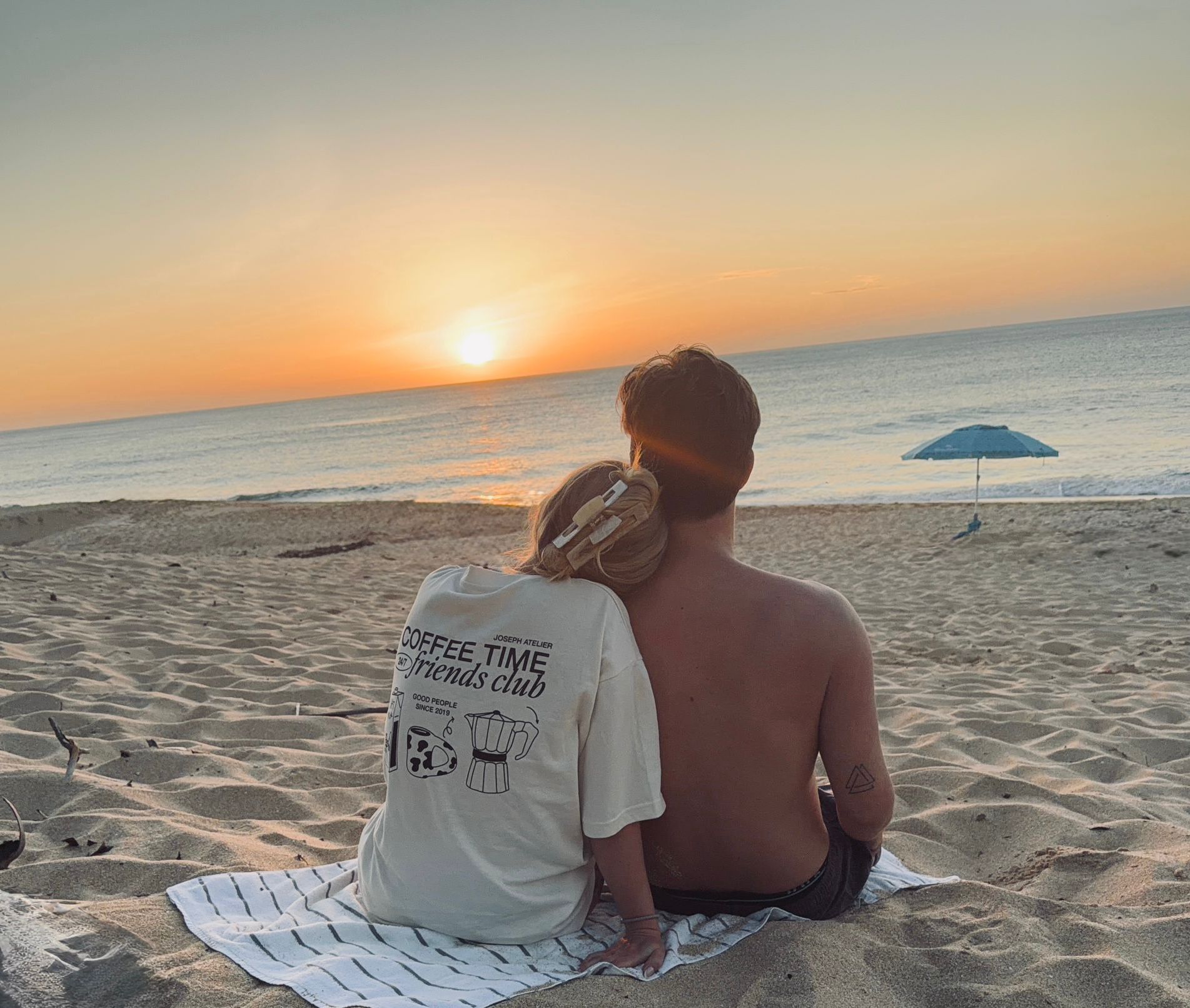 Denny und Linda am Strand bei Sonnenuntergang